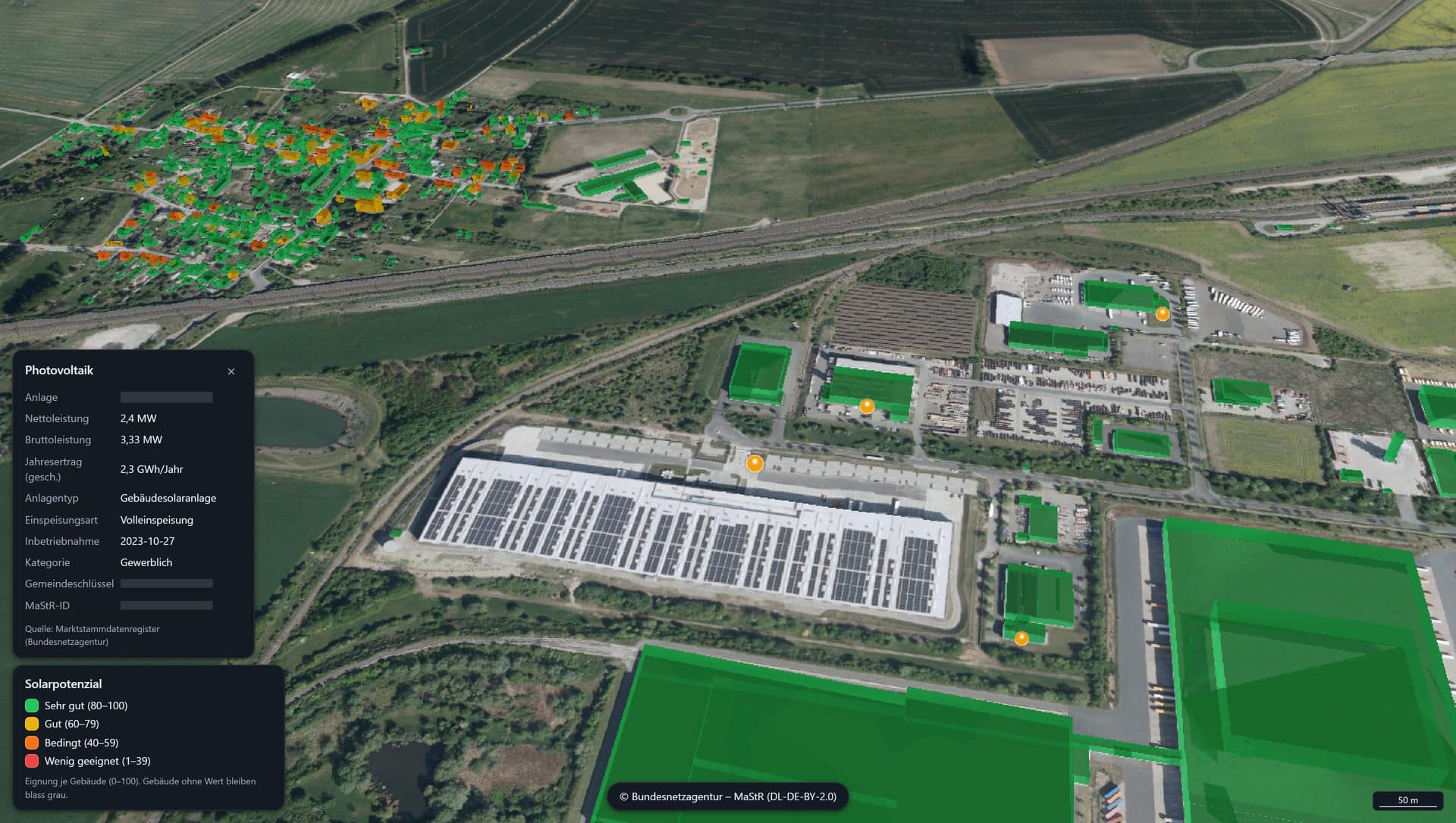 Gewerbegebiet in 3D, die Dächer nach Solareignung eingefärbt; links die Angaben einer Dachanlage mit Leistung, Inbetriebnahme und Einspeisungsart.